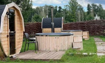 Obiekt posiada jacuzzi w drewnianej balii i suche sauny