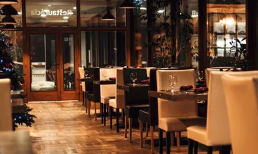 W hotelu mieści się elegancka restauracja