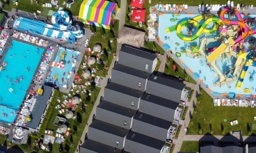 Wizytówką resortu jest zewnętrzny aquapark i aż 5 placów zabaw