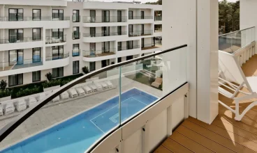 Apartament trzypokojowy premium ma widok z balkonu na basen