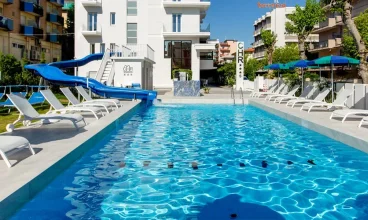 Goście mogą korzystać ze strefy basenowej w Piscina Residence Village