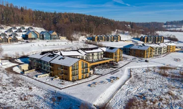 Resort znajduje się blisko kilku cenionych kompleksów narciarskich