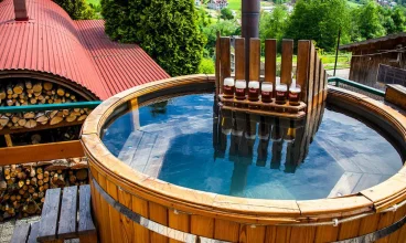 Ruska bania położona blisko restauracji pozwala na kąpiel nawet z drinkiem