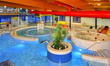 Na gości czeka atrakcyjny aquapark z basenami, zjeżdżalniami i saunami