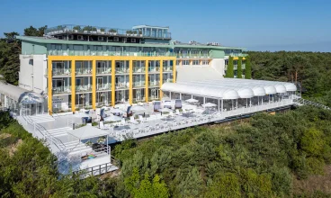 Hotel jest otoczony nadmorskim lasem