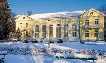 Pawilon Edward w cieplickim Parku Zdrojowym to całoroczny obiekt