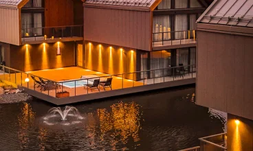 Można tutaj zamieszkać w hotelu lub willi z własnym zewnętrznym jacuzzi