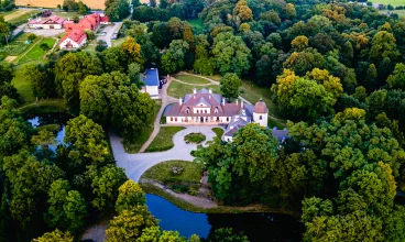 Dwór Kombornia Folwark to część rozległej podworskiej rezydencji