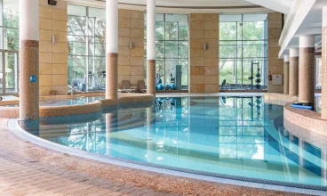 Hotel posiada basen pływacko-rekreacyjny z atrakcjami wodnymi i strefą zabaw