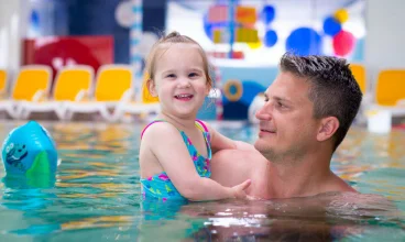 Aquapark jest kolorowy i wypełniony atrakcjami