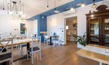 W obiekcie działa restauracja oraz bar