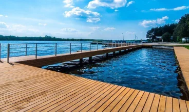 Latem goście Hotelu Windsor mają dostęp do prywatnej plaży z pomostem