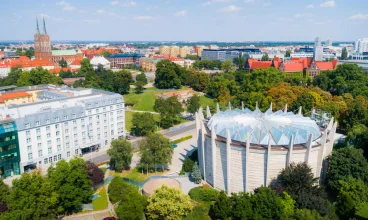 Radisson sąsiaduje z parkiem, w którym jest Panorama Racławicka