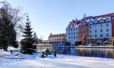 Hotel Nad Pisą położony jest nad samą rzeką w centrum Pisza - tuż obok rynku