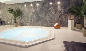 Goście mogą się w pełni odprężyć, korzystając z dwóch wanien jacuzzi