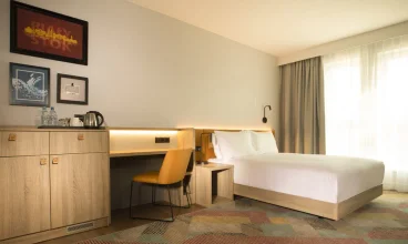 2-osobowy pokój typu queen z wygodnym podwójnym łóżkiem