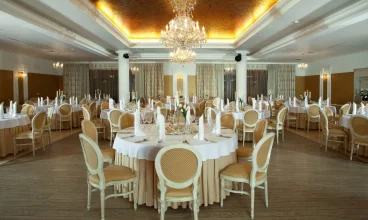 Sala Złota hotelowej restauracji urzeka efektownym wystrojem