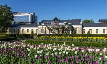 Hotel mieści się w dwóch połączonych budynkach i jest otoczony zadbanym parkiem