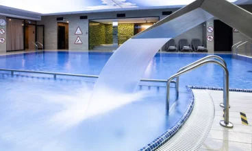 Do dyspozycji gości jest basen, sauny i jacuzzi