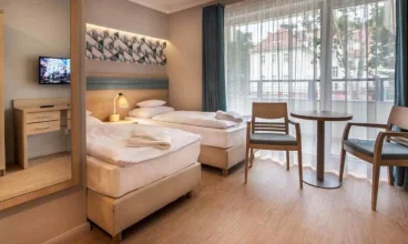 Apartament typu standard to wygodna przestrzeń z aneksem kuchennym i balkonem