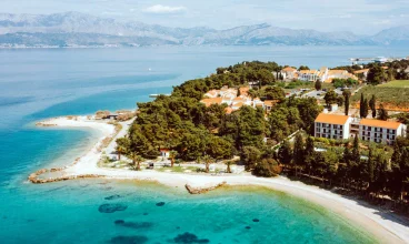 Poznaj hotel położony przy plaży w idyllicznej zatoce Vela Luka na wyspie Brac