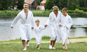 Latem można tu odpocząć nad wodą z piaszczystą plażą