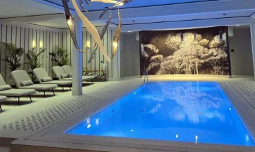 Znajduje się tu basen o wymiarach 8 x 4 metry, wyposażony w przeciwprąd