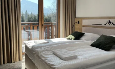 Niektóre pokoje mają balkon z widokiem na Tatry