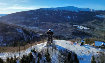Zawoja znajduje się u stóp Babiej Góry i Mosornego Gronia z wyciągiem i wieżą