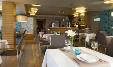 Restauracja serwuje dania kuchni polskiej i europejskiej