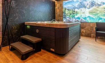 Mieści się w niej wanna do hydromasażu, w której można znaleźć ukojenie