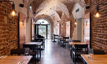 Hotelowa restauracja prezentuje wyrafinowaną kuchnię w kameralnym otoczeniu