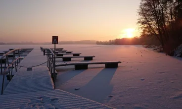 Zachód słońca nad pobliskim Jeziorem Ukiel zimą