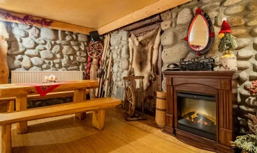 Jadalnia nawiązuje wystrojem do stylu podhalańskiego