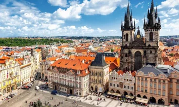 250 m od obiektu mieści się główny plac Pragi - Staroměstské náměstí