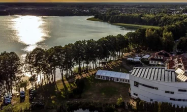 Hotel Ukiel znajduje się wprost nad jeziorem w Olsztynie