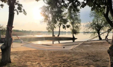 Hotel dysponuje prywatną plażą nad jeziorem Żnińskim