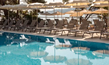 Aminess Younique Senses Resort mieści się tuż obok naturalnej plaży