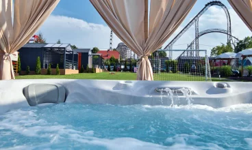 Można się relaksować z widokiem na roller coastery