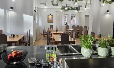 W hotelu znajduje się odnowiona restauracja