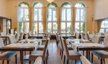 Hotel posiada przestronną salę restauracyjną