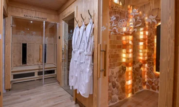 Goście mogą się zregenerować w saunie fińskiej i saunie infrared