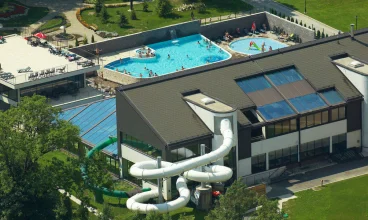 Panorama hotelu z zewnętrznymi basenami, zjeżdżalniami i tarasem