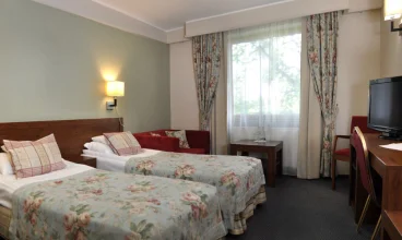 Ahotel oferuje zakwaterowanie w przestronnych, elegancko urządzonych pokojach