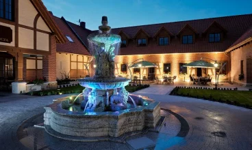 Hotel jest położony w majątku Poledno z pałacem zbudowanym pod koniec XIX w.