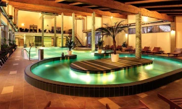 Basen ma wiele atrakcji, m. in. jacuzzi