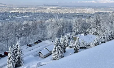 Hotel jest położony na zboczu góry Równica, na którą można wjechać samochodem