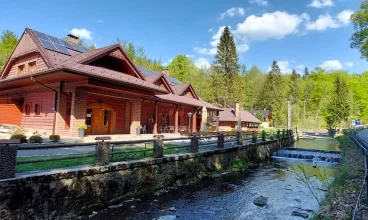 Dolina Leśnicy SKI & SPA Resort jest malowniczo położony nad górskim potokiem