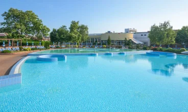 W kompleksie jest też 6 basenach zewnętrznych z ciepłą wodą termalną