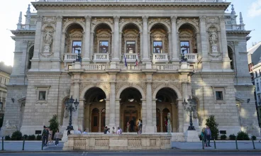 850 m od hotelu znajduje się budynek Opery